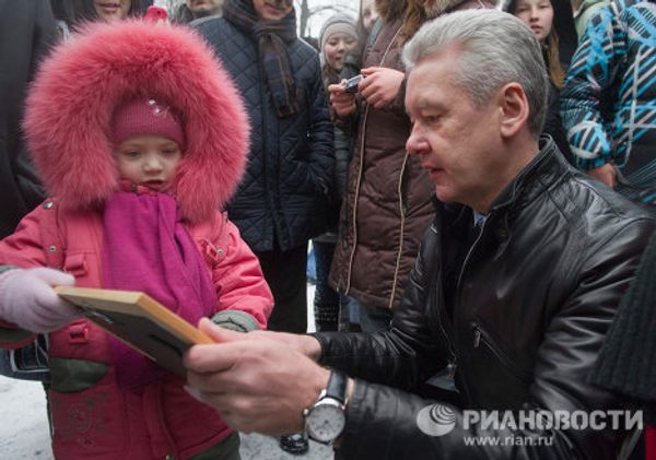 Moscow mayor on tour: dancing with SpongeBob and New Year party with Father Frost - Sputnik International