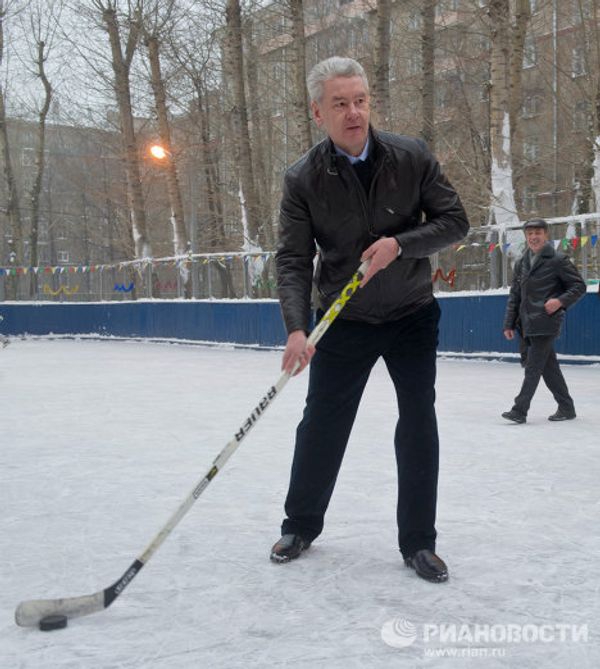 Moscow mayor on tour: dancing with SpongeBob and New Year party with Father Frost - Sputnik International