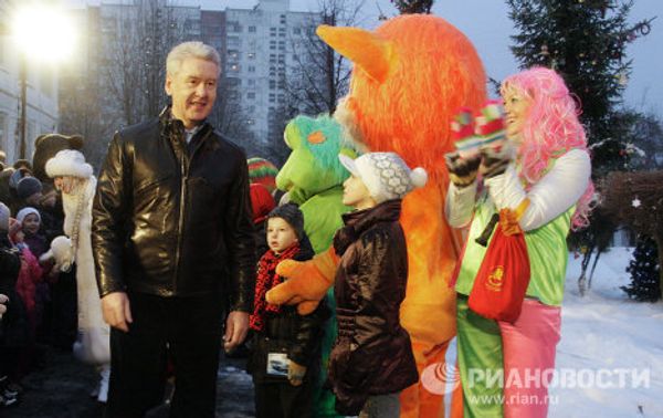Moscow mayor on tour: dancing with SpongeBob and New Year party with Father Frost - Sputnik International