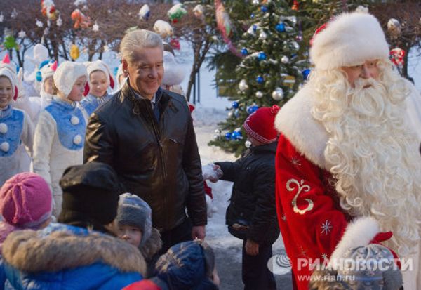 Moscow mayor on tour: dancing with SpongeBob and New Year party with Father Frost - Sputnik International