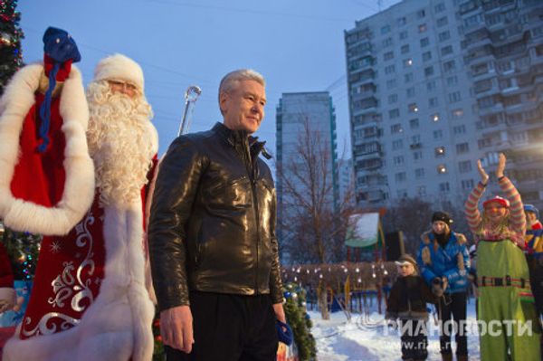 Moscow mayor on tour: dancing with SpongeBob and New Year party with Father Frost - Sputnik International