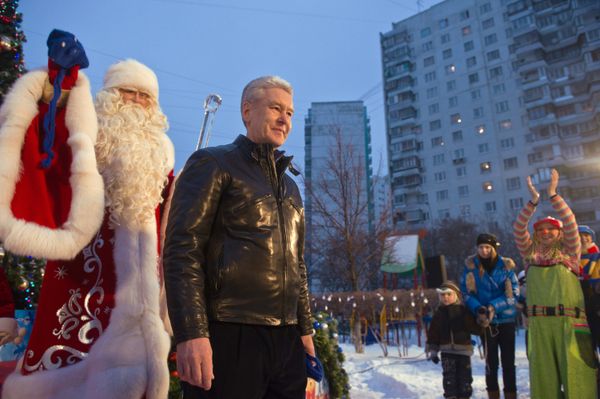 Moscow mayor on tour: dancing with SpongeBob and New Year party with Father Frost - Sputnik International