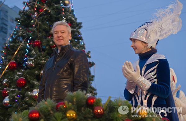 Moscow mayor on tour: dancing with SpongeBob and New Year party with Father Frost - Sputnik International