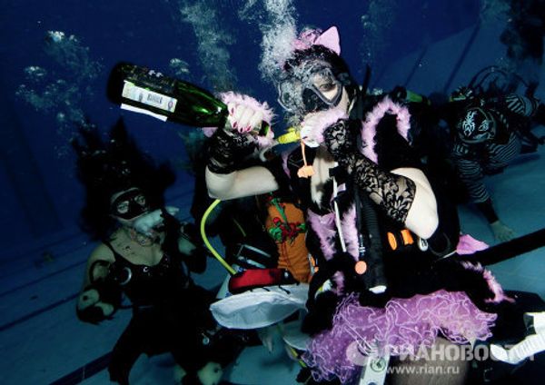 Celebrating New Year’s Eve underwater Celebrating New Year’s Eve underwater - Sputnik International