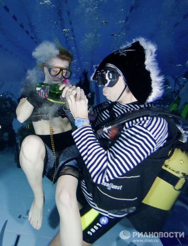 Celebrating New Year’s Eve underwater Celebrating New Year’s Eve underwater - Sputnik International