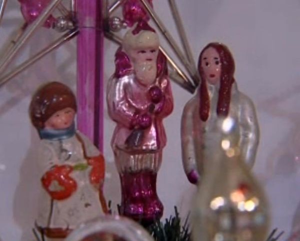 From gun-toting Father Frosts to Orthodox churches:  Russia’s history in New Year’s toys - Sputnik International