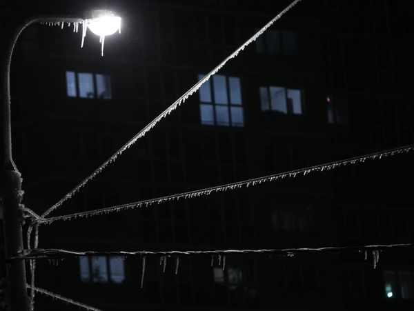 But Gennady Onishchenko, who heads Russia's consumers' rights and health watchdog, later said that 31,000 people in 243 settlements near Moscow remained without electricity supplies - Sputnik International