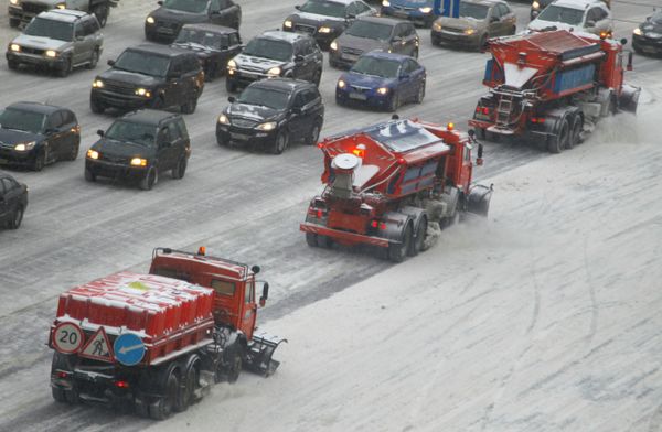 Over 320,000 cu m of snow removed from Moscow streets over 24 hrs - Sputnik International