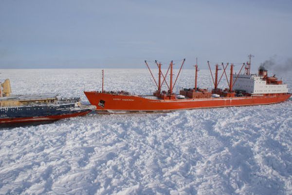 Icebreakers rescue ships trapped in the Sea of Okhotsk Icebreakers rescue ships trapped in the Sea of Okhotsk - Sputnik International