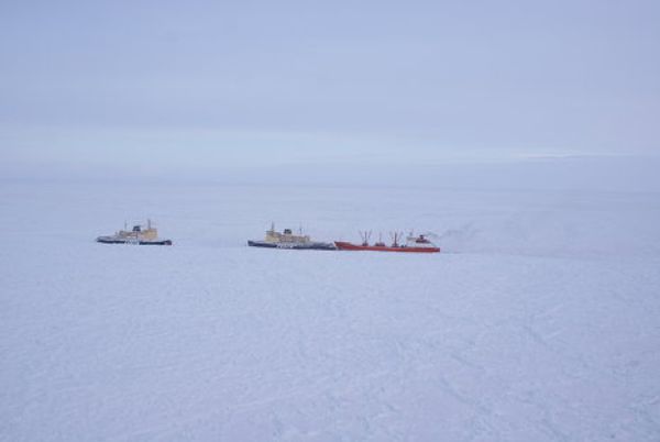 Icebreakers rescue ships trapped in the Sea of Okhotsk Icebreakers rescue ships trapped in the Sea of Okhotsk - Sputnik International