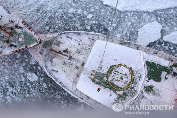 Icebreakers rescue ships trapped in the Sea of Okhotsk Icebreakers rescue ships trapped in the Sea of Okhotsk - Sputnik International