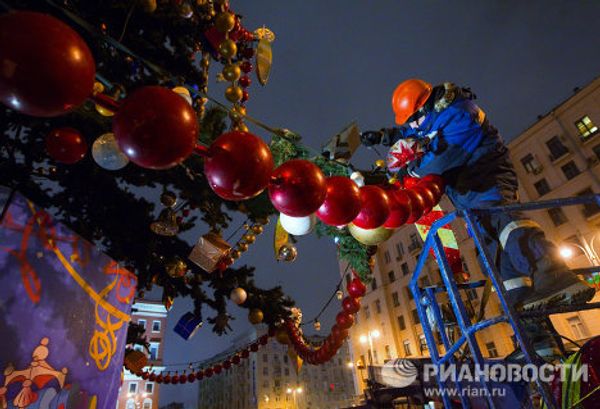 Decorations come down in Moscow Decorations come down in Moscow - Sputnik International