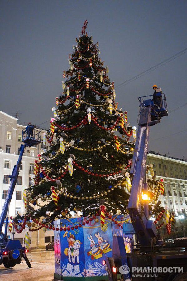 Decorations come down in Moscow Decorations come down in Moscow - Sputnik International