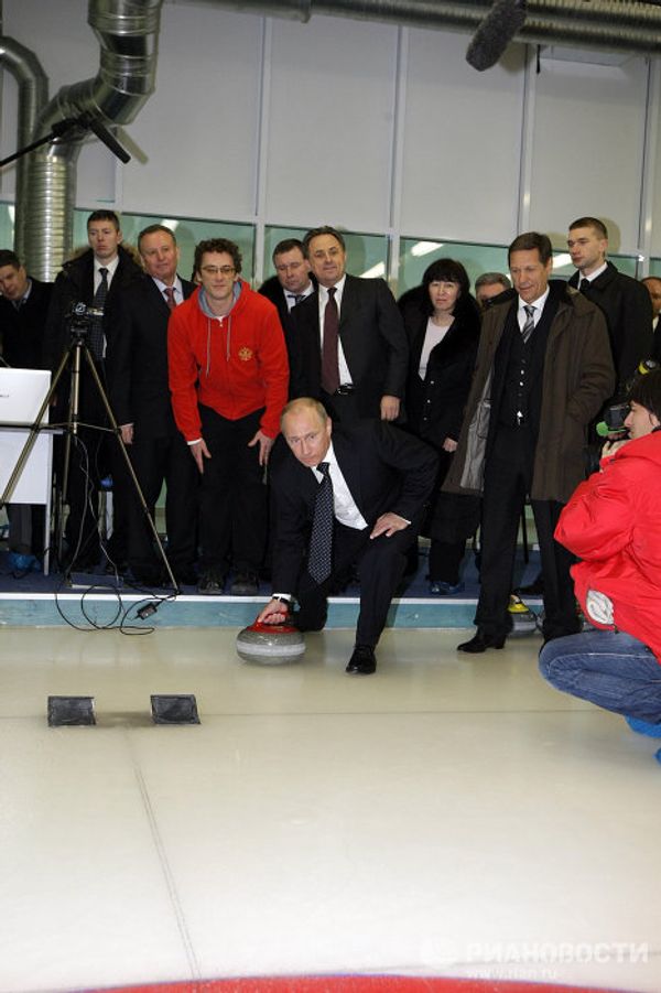 Vladimir Putin tries his hand at curling Vladimir Putin tries his hand at curling - Sputnik International