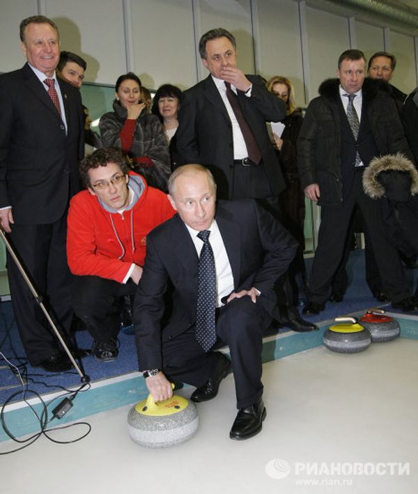 Vladimir Putin tries his hand at curling Vladimir Putin tries his hand at curling - Sputnik International