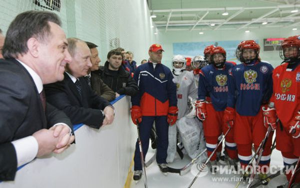 Vladimir Putin tries his hand at curling Vladimir Putin tries his hand at curling - Sputnik International