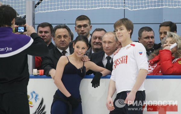 Vladimir Putin tries his hand at curling Vladimir Putin tries his hand at curling - Sputnik International