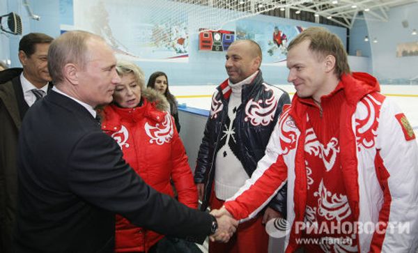 Vladimir Putin tries his hand at curling Vladimir Putin tries his hand at curling - Sputnik International