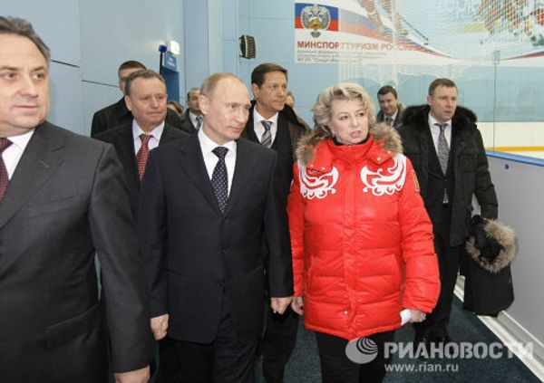 Vladimir Putin tries his hand at curling Vladimir Putin tries his hand at curling - Sputnik International