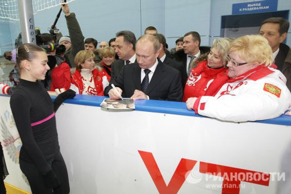 Vladimir Putin tries his hand at curling Vladimir Putin tries his hand at curling - Sputnik International