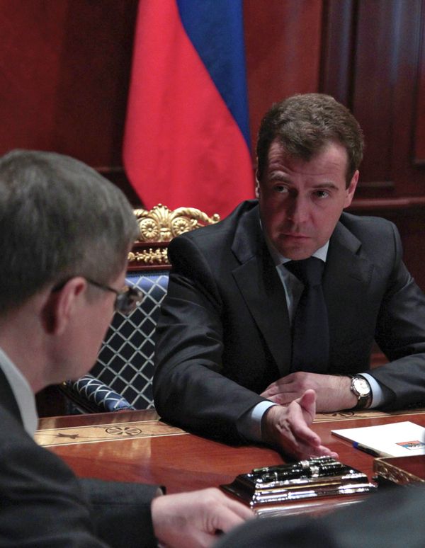Medvedev orders to step up security after deadly blast at Moscow airport - Sputnik International