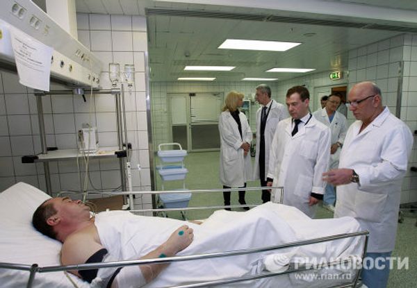 Medvedev, Putin visit Moscow airport blast victims - Sputnik International