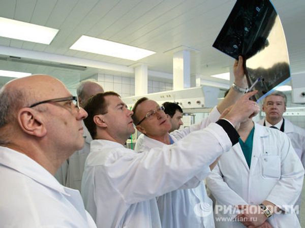 Medvedev, Putin visit Moscow airport blast victims - Sputnik International