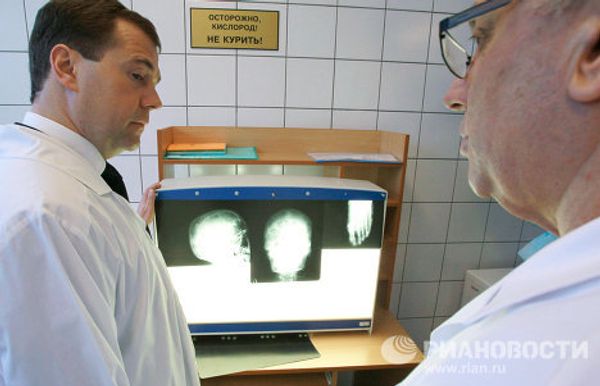 Medvedev, Putin visit Moscow airport blast victims - Sputnik International