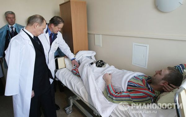 Medvedev, Putin visit Moscow airport blast victims - Sputnik International