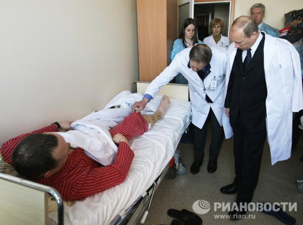 Medvedev, Putin visit Moscow airport blast victims - Sputnik International
