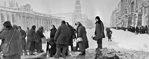 Residents of Leningrad line up to collect water - Sputnik International