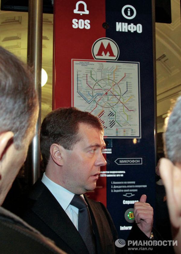 Medvedev deep in Moscow metro Medvedev deep in Moscow metro - Sputnik International