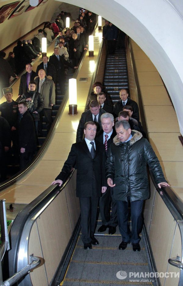 Medvedev deep in Moscow metro Medvedev deep in Moscow metro - Sputnik International