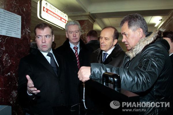Medvedev deep in Moscow metro Medvedev deep in Moscow metro - Sputnik International