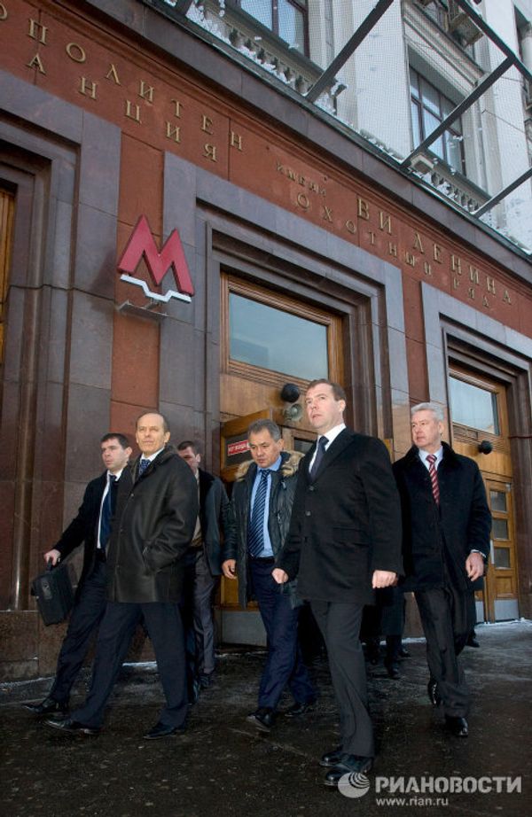 Medvedev deep in Moscow metro Medvedev deep in Moscow metro - Sputnik International