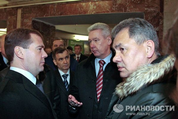 Medvedev deep in Moscow metro Medvedev deep in Moscow metro - Sputnik International