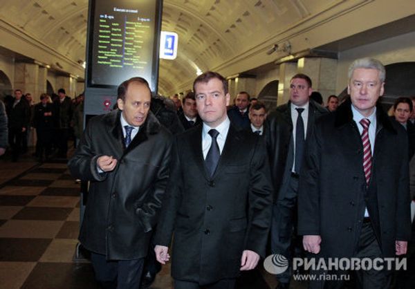 Medvedev deep in Moscow metro Medvedev deep in Moscow metro - Sputnik International