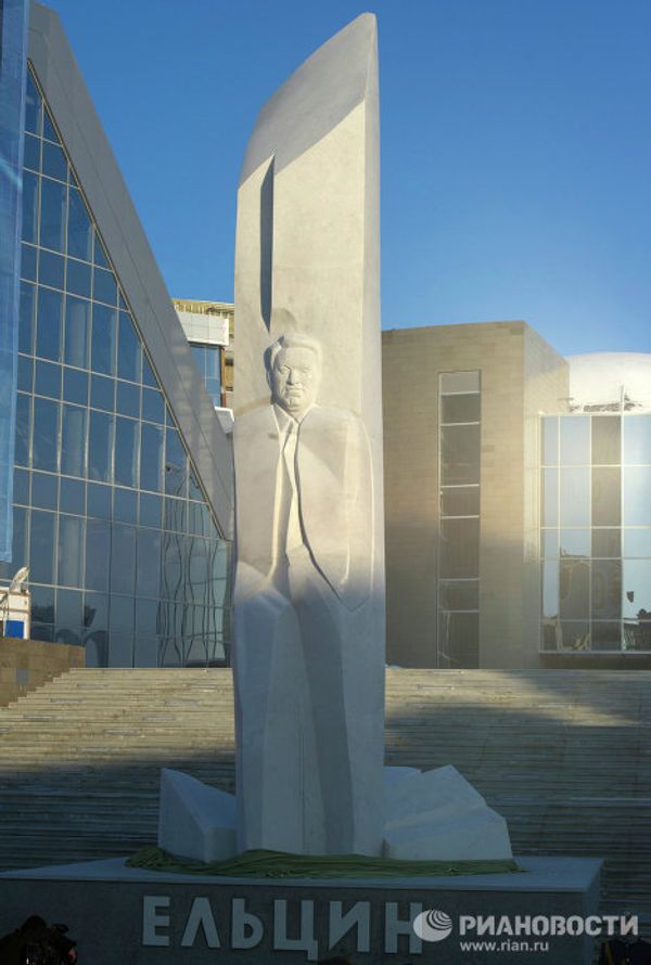 Yeltsin monument unveiled in Yekaterinburg Yeltsin monument unveiled in Yekaterinburg - Sputnik International