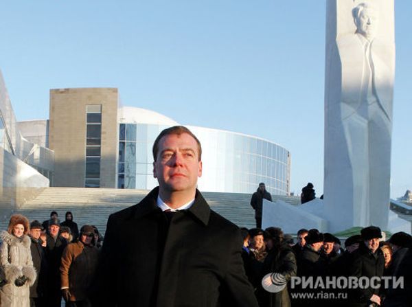 Yeltsin monument unveiled in Yekaterinburg Yeltsin monument unveiled in Yekaterinburg - Sputnik International