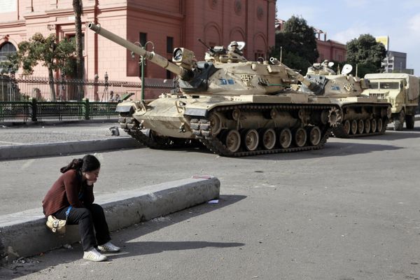 Military personnel sitting on U.S.-made tanks, transport vehicles, trucks and patrolling the street are focused on the regions near the capital's central Tahrir Square. - Sputnik International