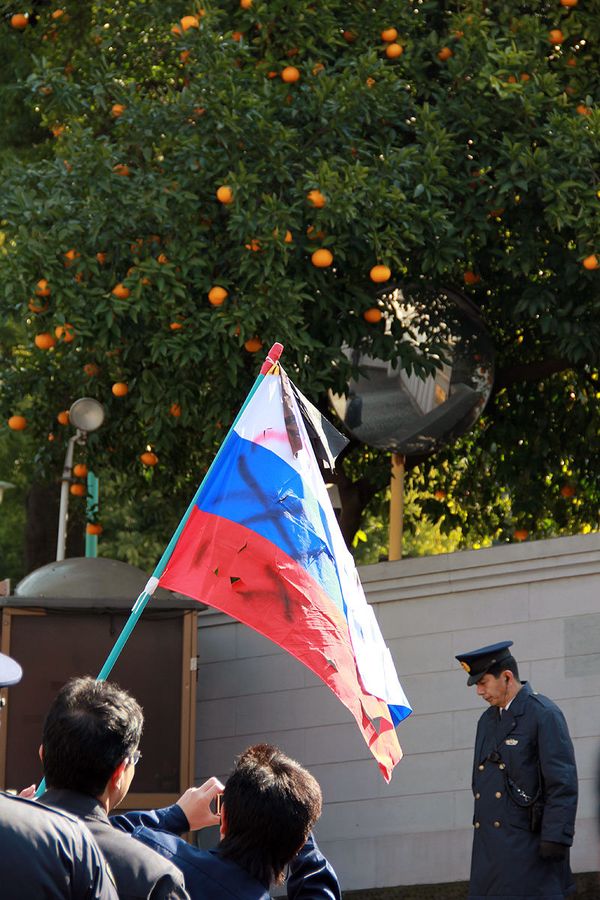 Japanese radicals desecrate Russian flag - Sputnik International