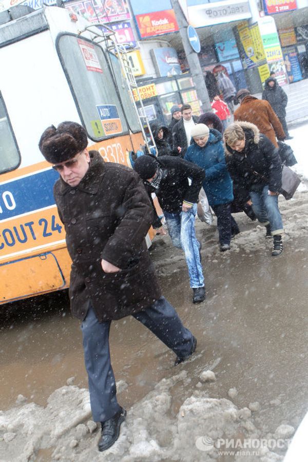 Snowdrifts and puddles take over Moscow - Sputnik International