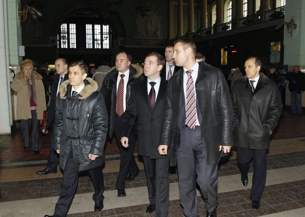 Dmitry Medvedev inspects security systems at Kiyevsky Rail Station - Sputnik International
