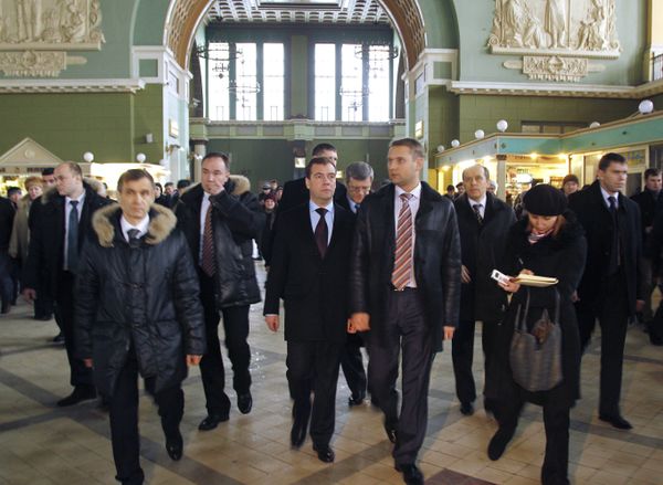 Dmitry Medvedev inspects security systems at Kiyevsky Rail Station Dmitry Medvedev inspects security systems at Kiyevsky Rail Station - Sputnik International