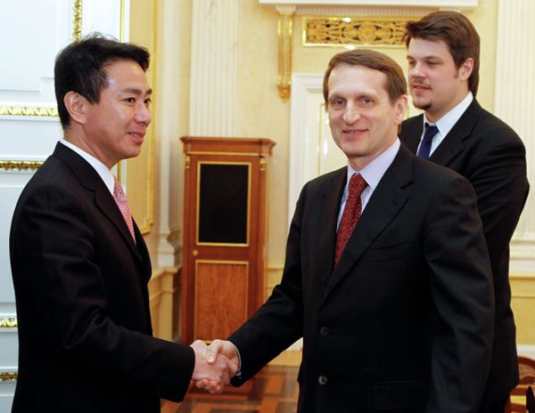 Seiji Maehara and Sergei Naryshkin - Sputnik International
