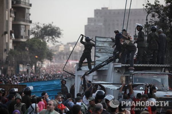 Dismantling barricades and clearing garbage in Cairo’s Tahrir Square Dismantling barricades and clearing garbage in Cairo’s Tahrir Square - Sputnik International