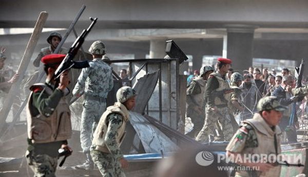 Dismantling barricades and clearing garbage in Cairo’s Tahrir Square Dismantling barricades and clearing garbage in Cairo’s Tahrir Square - Sputnik International