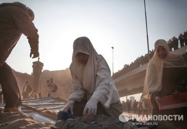 Dismantling barricades and clearing garbage in Cairo’s Tahrir Square Dismantling barricades and clearing garbage in Cairo’s Tahrir Square - Sputnik International