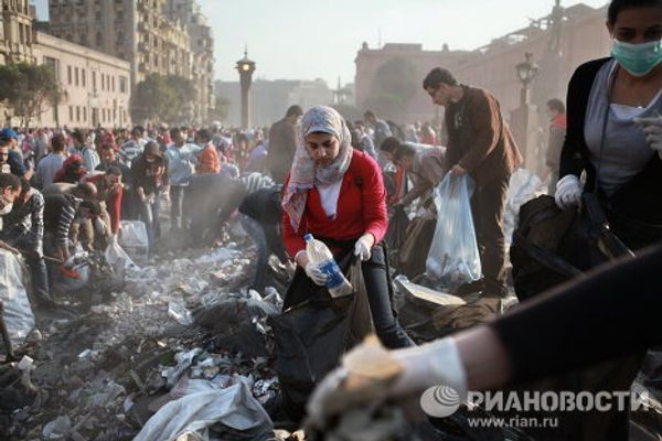 Dismantling barricades and clearing garbage in Cairo’s Tahrir Square Dismantling barricades and clearing garbage in Cairo’s Tahrir Square - Sputnik International
