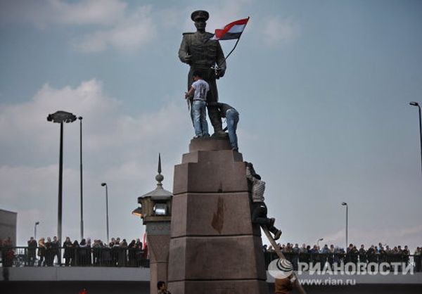 Dismantling barricades and clearing garbage in Cairo’s Tahrir Square Dismantling barricades and clearing garbage in Cairo’s Tahrir Square - Sputnik International